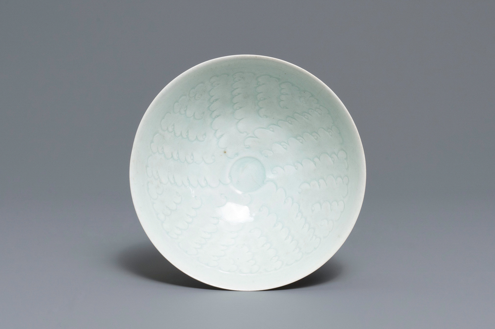 Un bol en porcelaine de Chine qingbai &agrave; d&eacute;cor incis&eacute;, Song