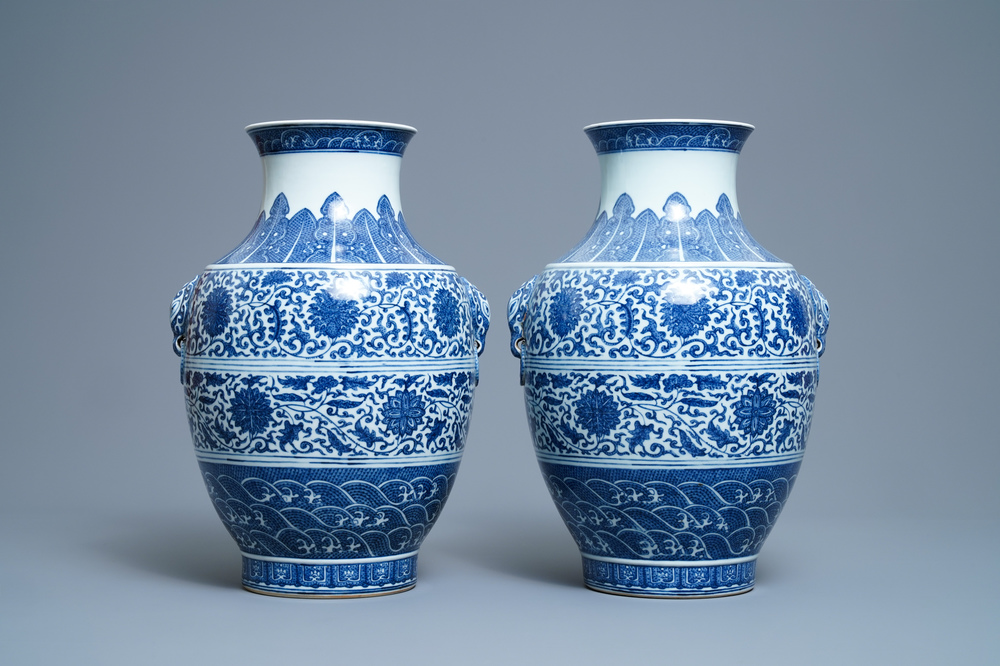 Een paar Chinese blauw-witte hu vazen met florale slingers, Qianlong merk, 19e eeuw