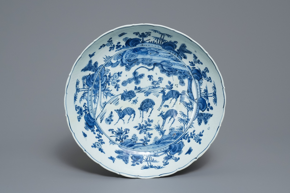 Een Chinese blauw-witte schotel met herten, vogels en insecten, Jiajing