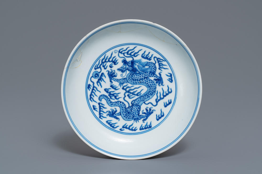Une assiette en porcelaine de Chine en bleu et blanc &agrave; d&eacute;cor d'un dragon, marque et &eacute;poque de Qianlong