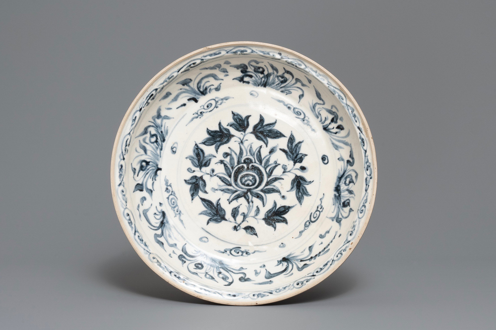 A Vietnamese blue and white 'lotus' dish, 15th C.