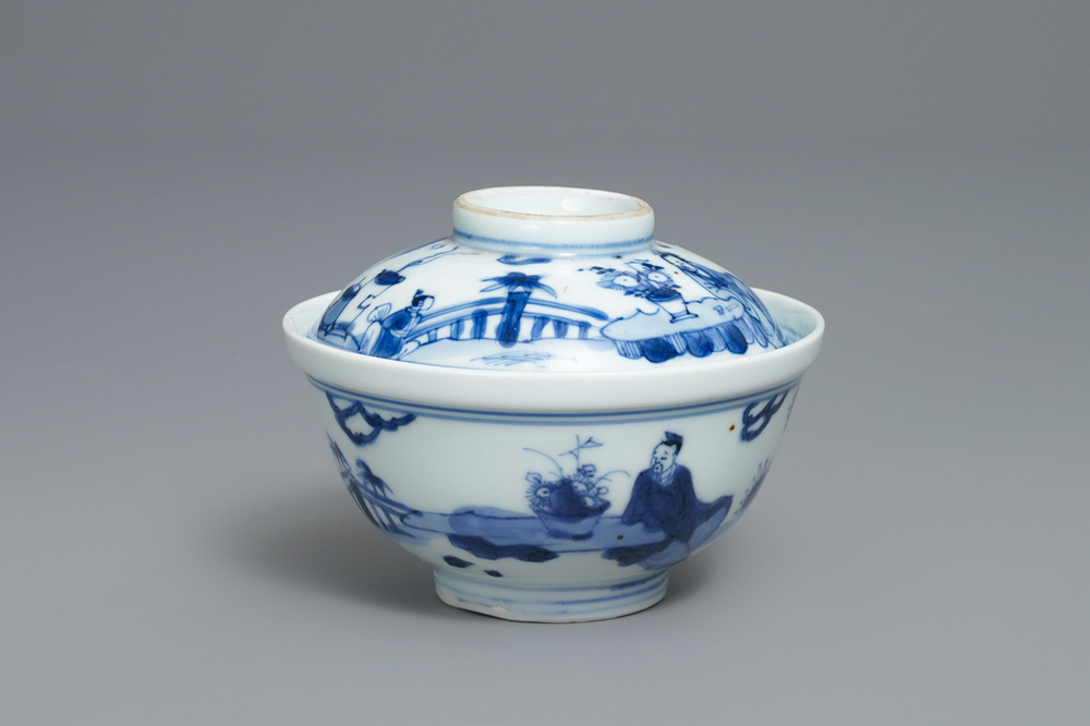 Un bol couvert en porcelaine de Chine en bleu et blanc, marque et &eacute;poque de Yongzheng