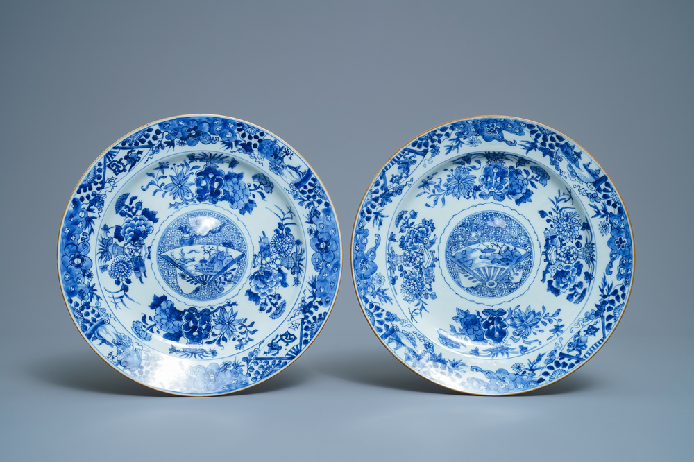 Une paire de plats en porcelaine de Chine en bleu et blanc aux centres bomb&eacute;s, Kangx