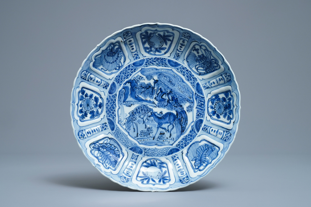 Een Chinese blauw-witte kraakporseleinen schotel in lotusvorm met herten, Wanli