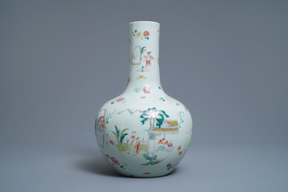Un vase en porcelaine de Chine famille rose aux m&eacute;daillons figuratifs, marque de Qianlong, 19&egrave;me