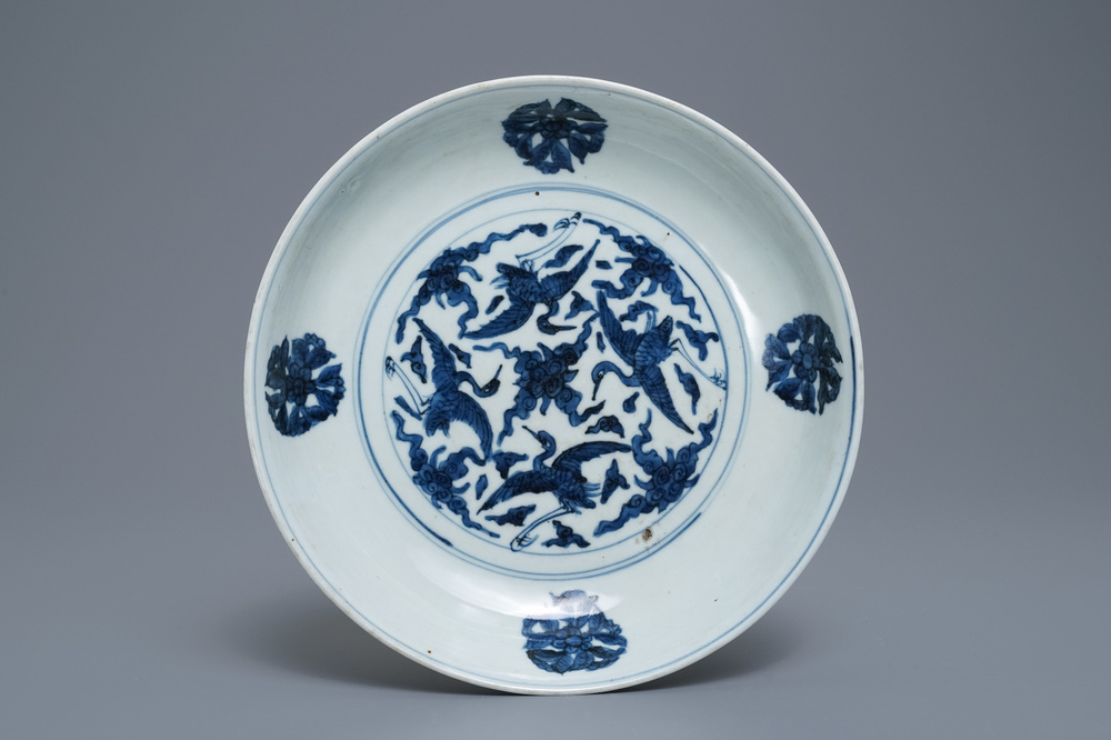Un plat en porcelaine de Chine en bleu et blanc &agrave; d&eacute;cor de grues, Jiajing