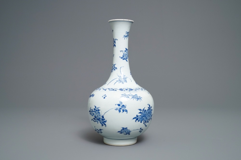 Un vase de forme bouteille en porcelaine de Chine en bleu et blanc &agrave; d&eacute;cor floral, &eacute;poque Transition