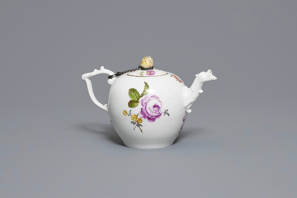 Een Meissen porseleinen theepot met floraal decor, Duitsland, 18e eeuw