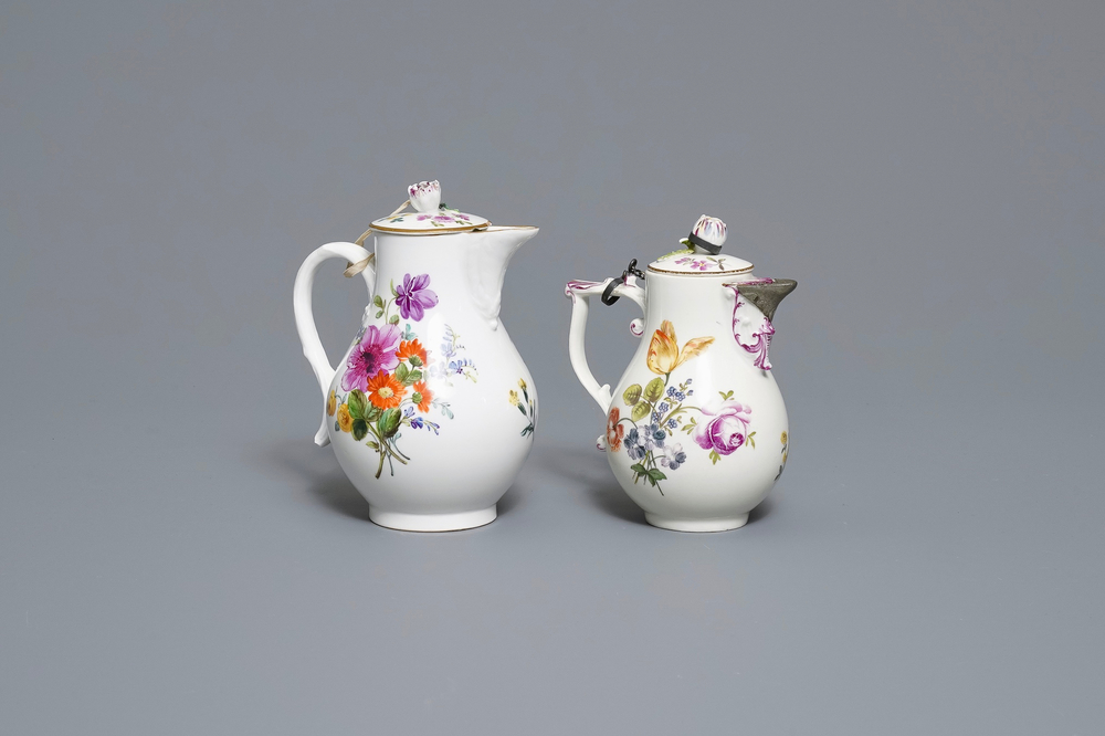 Deux verseuses en porcelaine de Meissen &agrave; d&eacute;cor floral, Allemagne, 18/19&egrave;me