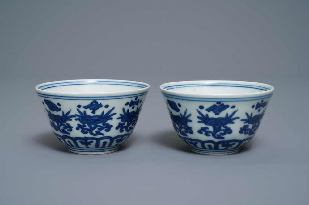 Une paire de bols en porcelaine de Chine en bleu et blanc, marque de Jiajing, 19/20&egrave;me