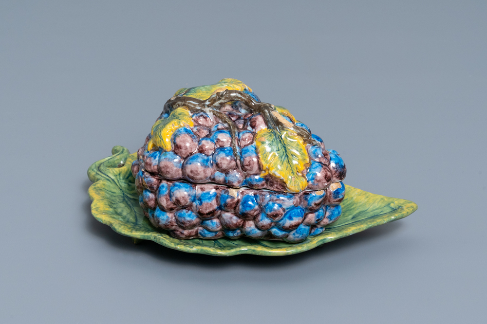 Une terrine couverte en forme d'une grappe de raisins en fa&iuml;ence polychrome de Delft, 18&egrave;me