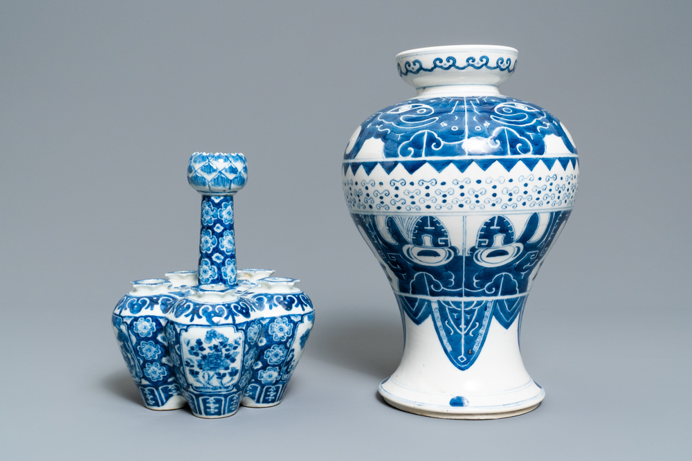 Deux vases en porcelaine de Chine en bleu et blanc, 19&egrave;me