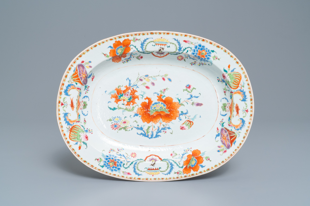 Un grand plat de forme ovale en porcelaine de Chine famille rose &agrave; d&eacute;cor 'Pompadour', Qianlong
