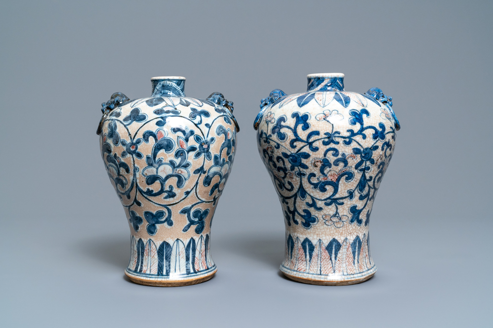 Een paar Chinese blauw-witte en koperrode Nanking craquel&eacute; meiping vazen, 19e eeuw
