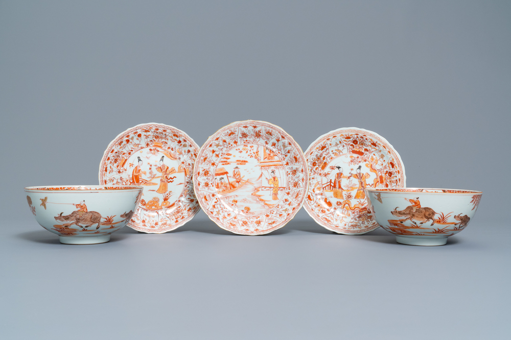Trois assiettes et deux bols en porcelaine de Chine en rouge de fer et dor&eacute;, Kangxi/Yongzheng