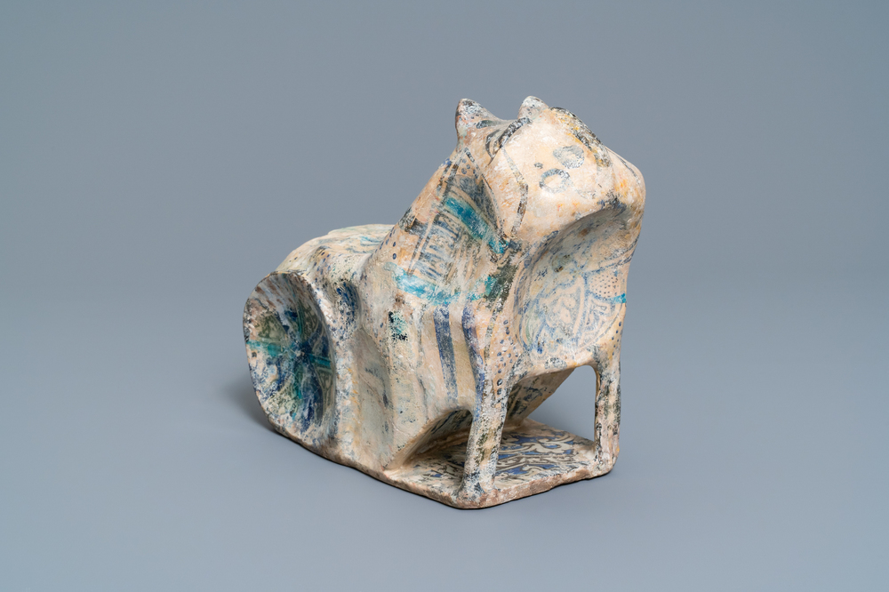 Een model van een kat samengesteld uit fragmenten Islamitische keramiek, 20e eeuw