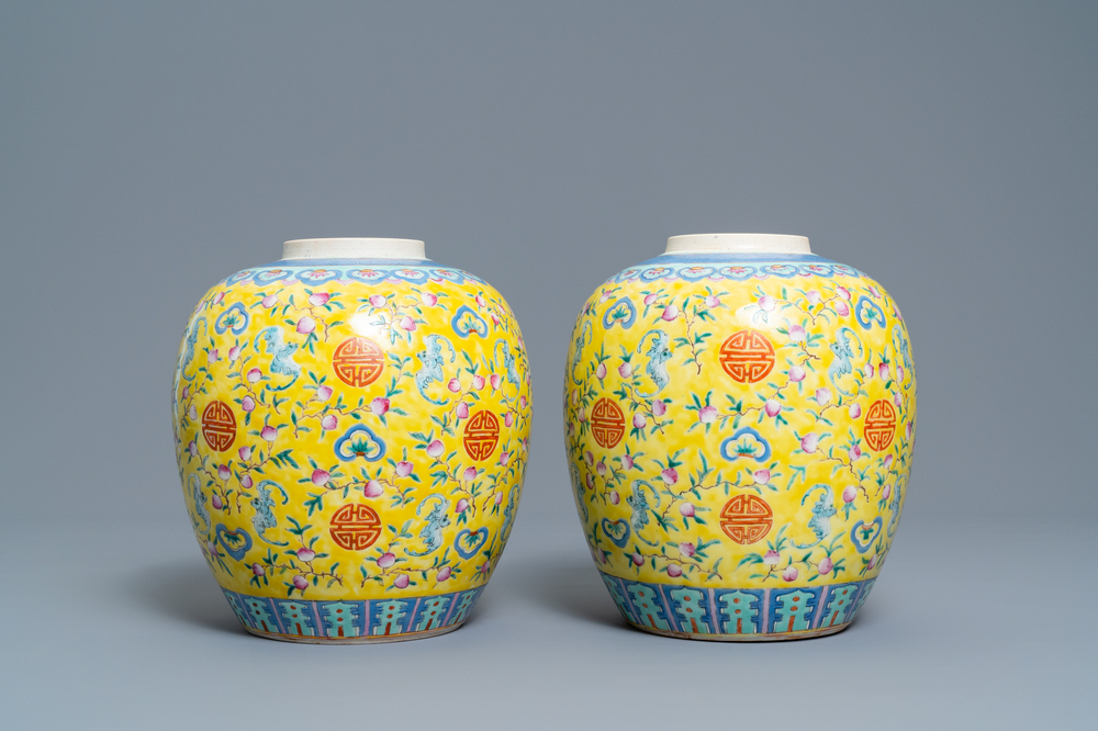 Une paire de pots en porcelaine de Chine famille rose &agrave; fond jaune, marque de Qianlong, 19&egrave;me