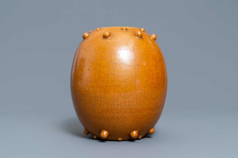 Een Chinese monochroom bruine pot met noppendecor, 19e eeuw