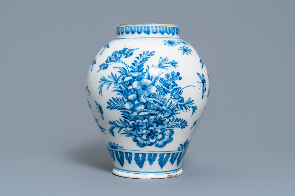 Een blauw-witte Delftse pot met chinoiserie decor, Londen of Frankfurt, eind 17e eeuw