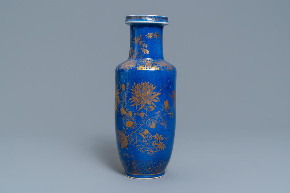 Un vase de forme rouleau en porcelaine de Chine bleu poudr&eacute; et dor&eacute;, 19&egrave;me