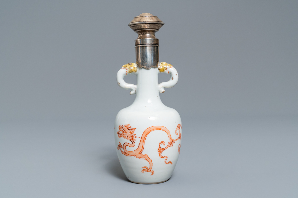 Un vase en porcelaine de Chine &agrave; monture en argent &agrave; d&eacute;cor d'un dragon et un ph&eacute;nix en rouge de fer, Kangxi