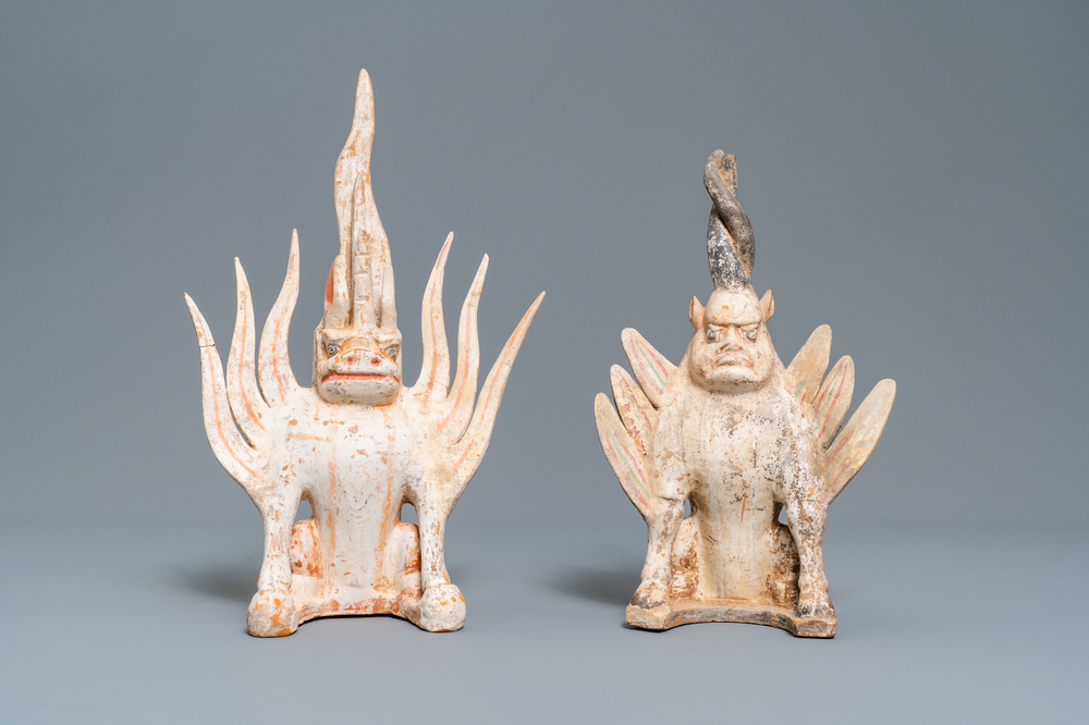 Une paire de mod&egrave;les d'esprits terrestres en terre cuite &agrave; polychromie, Chine, Tang