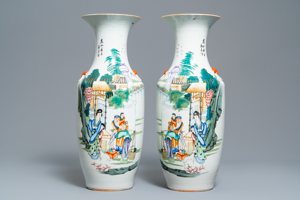 Une paire de vases en porcelaine de Chine famille rose &agrave; d&eacute;cor de figures dans un jardin, 19/20&egrave;me