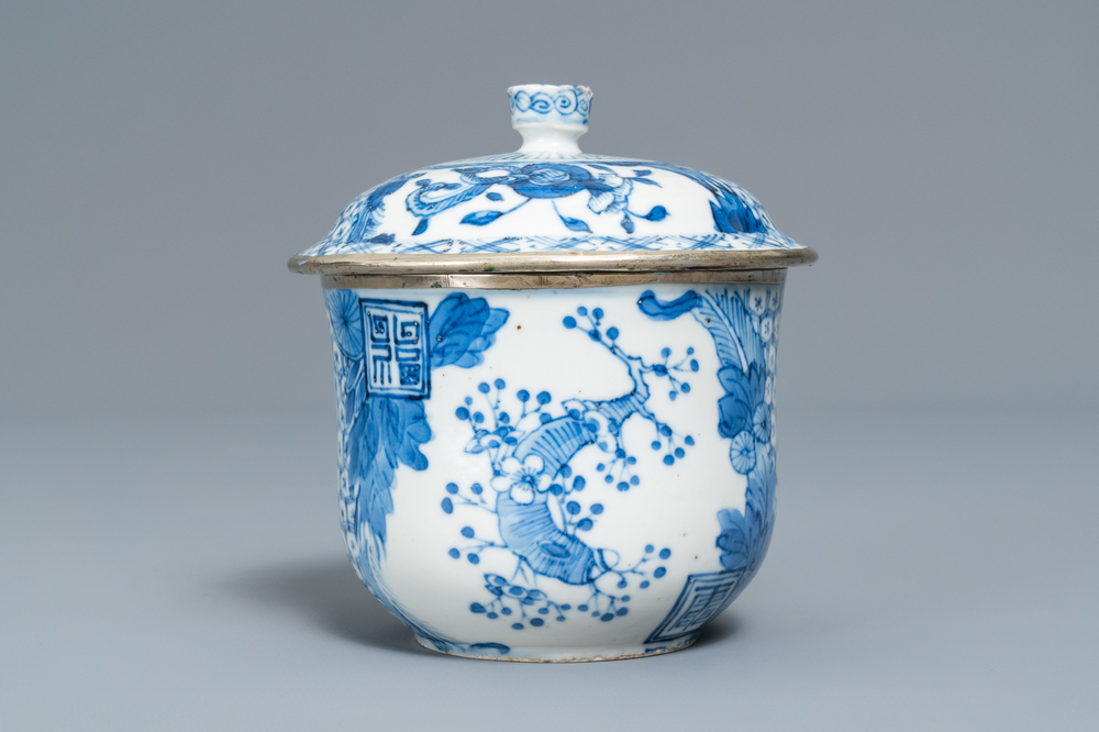 Een Chinese blauw-witte 'Bleu de Hue' dekselkom voor de Vietnamese markt, 19e eeuw