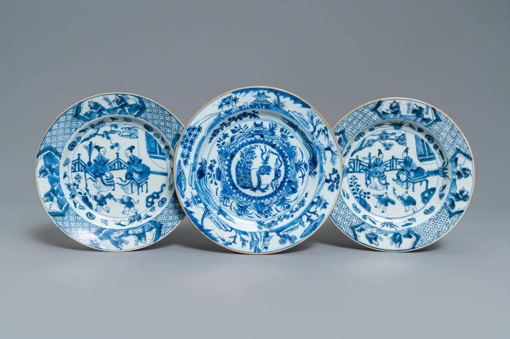 Een paar Chinese blauw-witte 'Cao zusters' borden en een bord met kostbaarheden, Kangxi