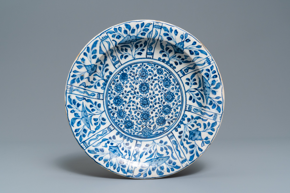 Un plat en c&eacute;ramique persane en bleu et blanc rehauss&eacute; d'or, art safavide, Iran, 17&egrave;me