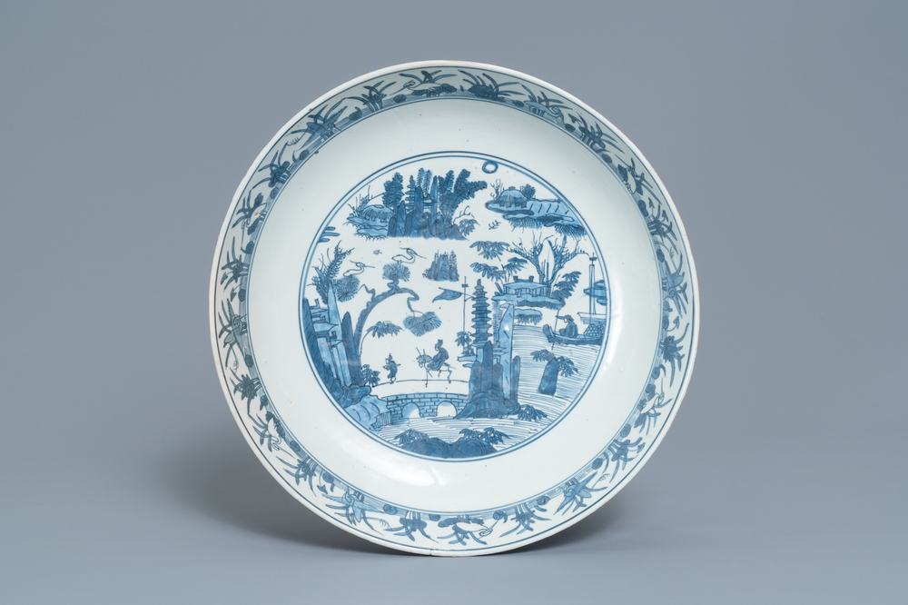 Un plat en porcelaine de Chine en bleu et blanc &agrave; d&eacute;cor d'un paysage, Jiajing