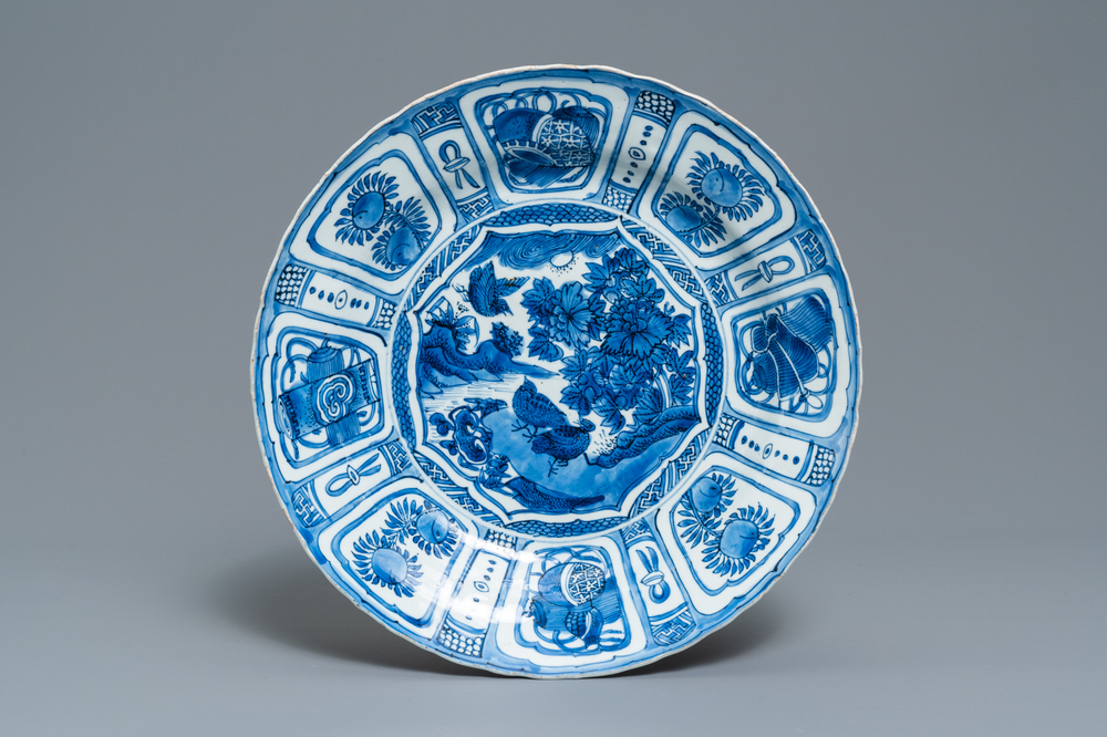 Een grote Chinese blauw-witte kraakporseleinen schotel met kwartels, Wanli