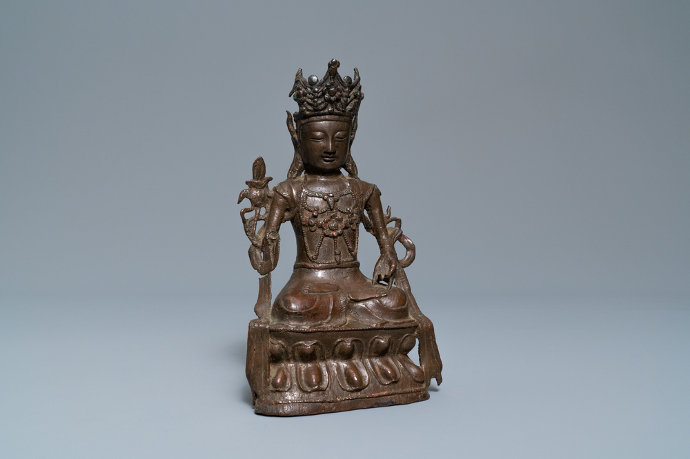 Een Chinese bronzen figuur van Boeddha, 18e eeuw