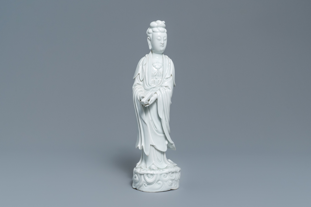 Een Chinees Dehua blanc de Chine model van een staande Guanyin, 19e eeuw