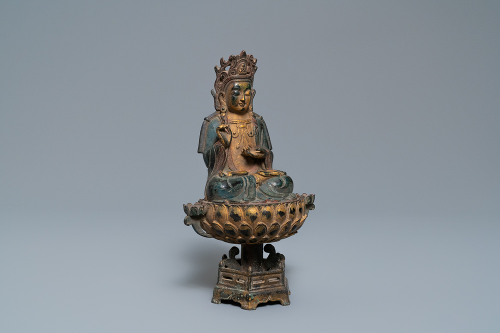 Une figure de Bouddha sur tr&ocirc;ne de lotus en bronze dor&eacute; et polychrome, Chine, Qing