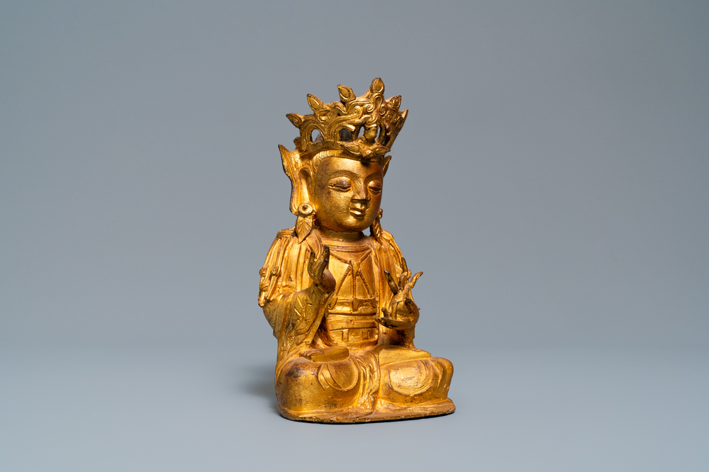 Une figure de Bouddha en bronze dor&eacute;, Sino-Tibet, Ming