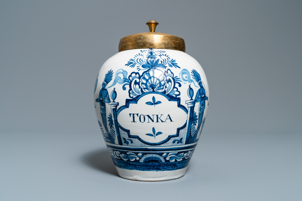 Un pot &agrave; tabac en fa&iuml;ence de Delft en bleu et blanc &agrave; d&eacute;cor d'indiens et l'inscription 'Tonka', 18&egrave;me