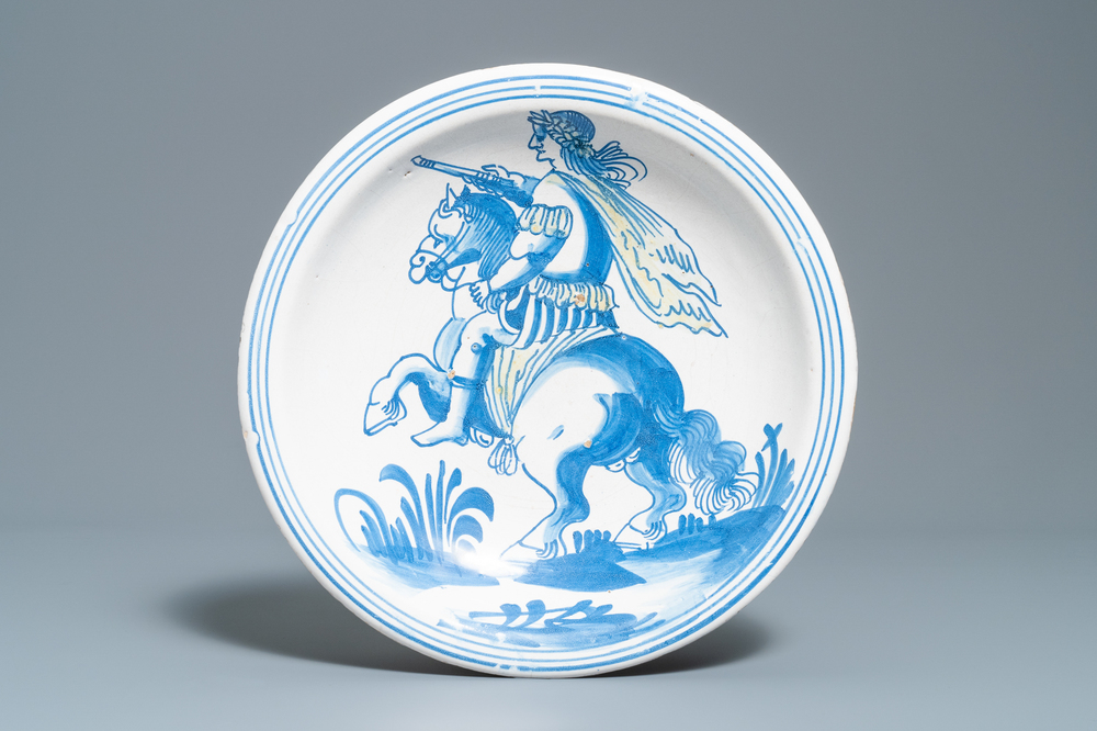 Een blauw-witte en gele Delftse of Friese majolica schotel met een Romeinse keizer te paard, 17e eeuw