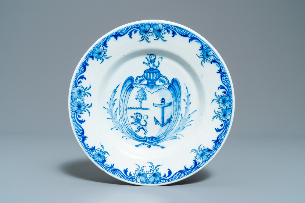 Une assiette armori&eacute;e en fa&iuml;ence de Delft en bleu et blanc, vers 1800
