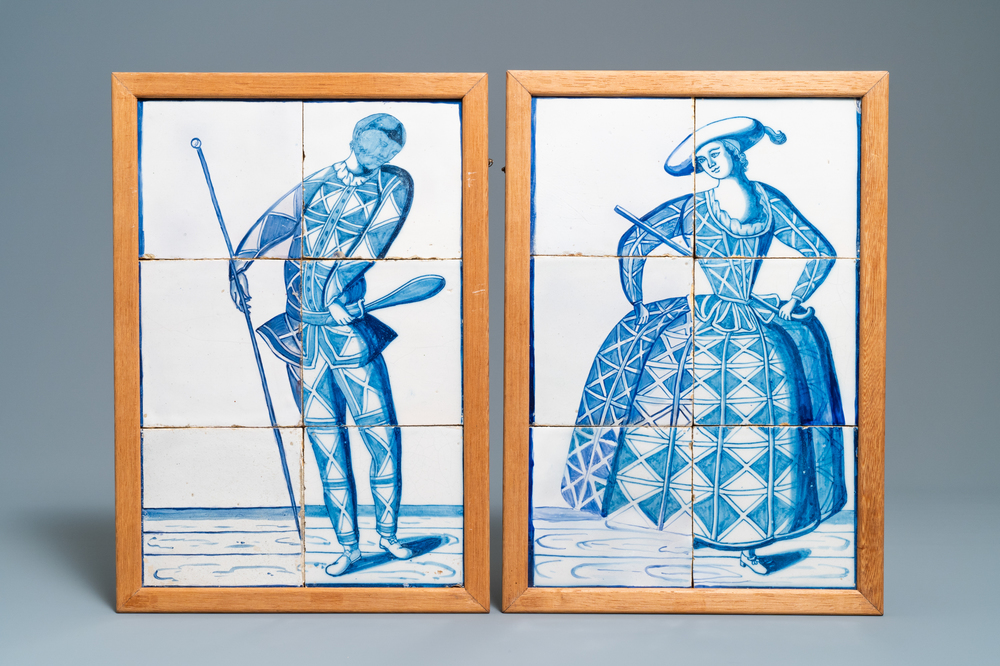 Une paire de tableaux de carreaux en fa&iuml;ence de Delft en bleu et blanc &agrave; d&eacute;cor d'Harlequin et Colombine, 1&egrave;re moiti&eacute; du 19&egrave;me