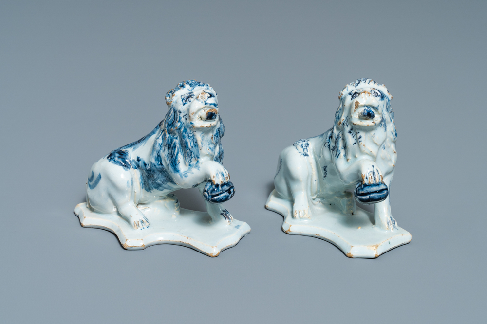 Une paire de mod&egrave;les de lions en fa&iuml;ence de Delft en bleu et blanc, 18&egrave;me