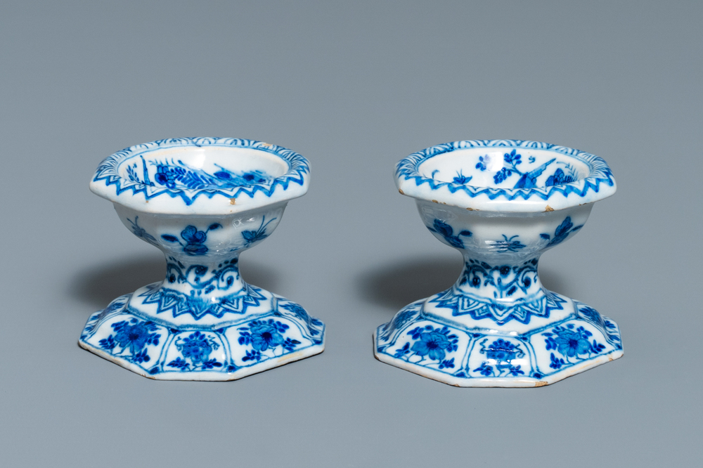 Een paar blauw-witte Delftse zoutvaten, 18e eeuw