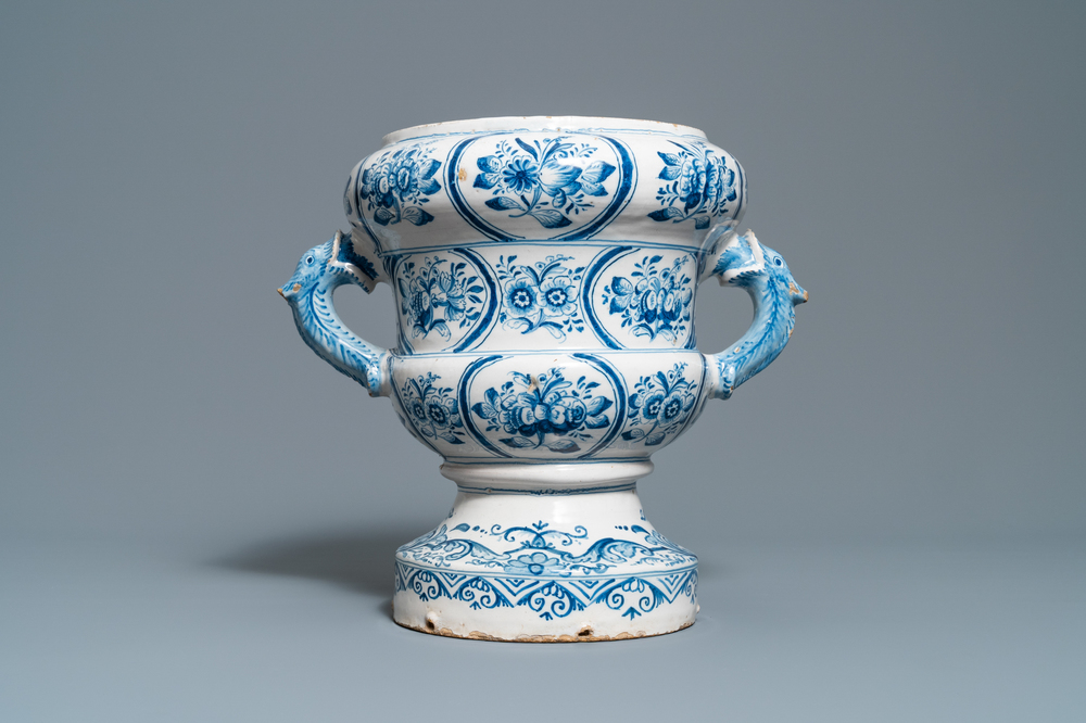 A large blue and white two-handled urn with floral design, Makkum, 18th C.