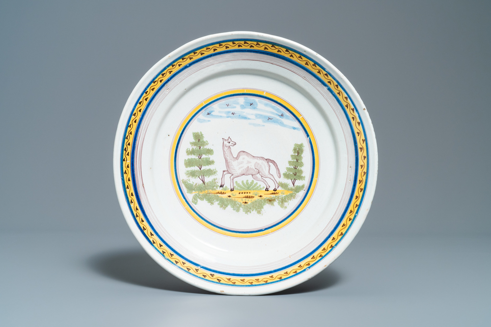 Un plat en fa&iuml;ence de Bruxelles polychrome &agrave; d&eacute;cor d'un dromedaire, vers 1800