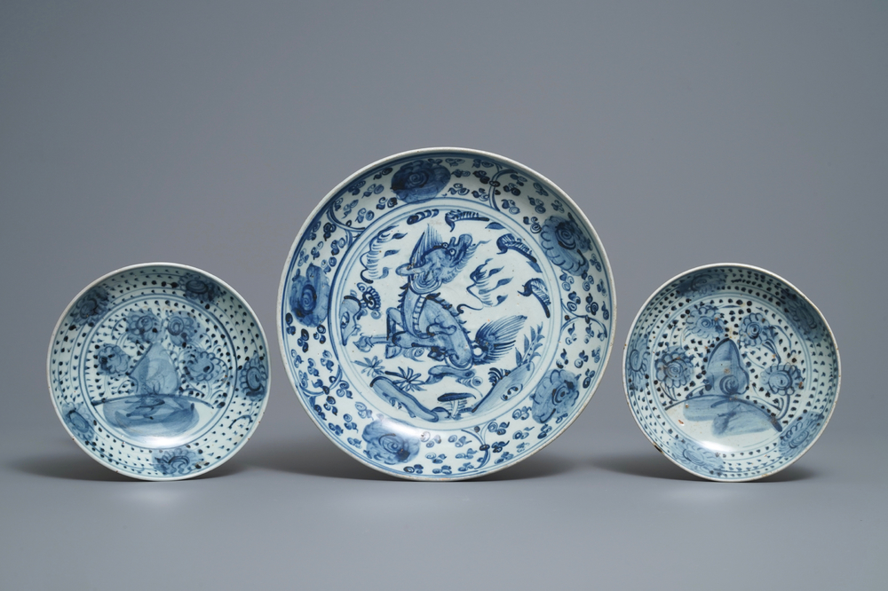 Drie Chinese blauw-witte schotels met een kylin en met rotspartijen, Hongzhi