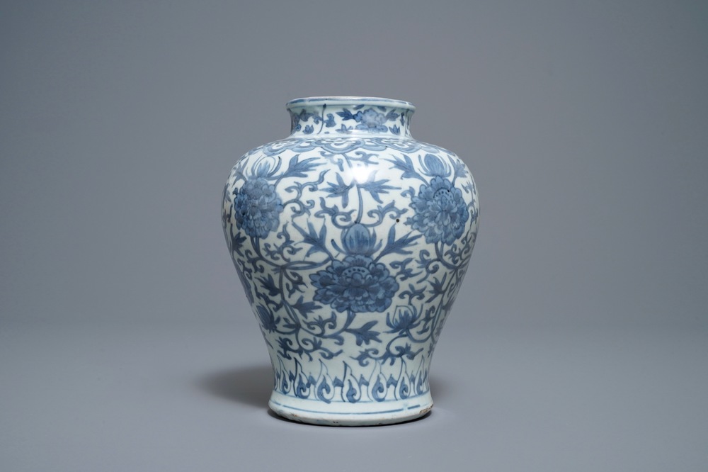 Un vase en porcelaine de Chine en bleu et blanc &agrave; d&eacute;cor de rinceaux de lotus, 19/20&egrave;me