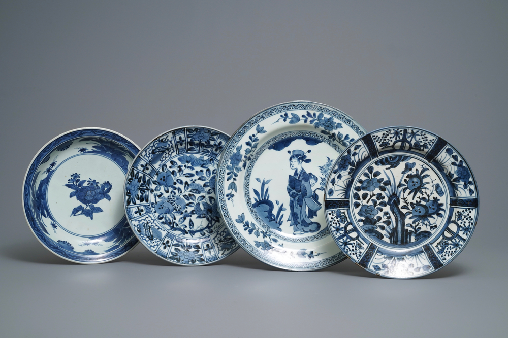 Quatre plats en porcelaine Arita en bleu et blanc, Japon, Edo, 17/18&egrave;me