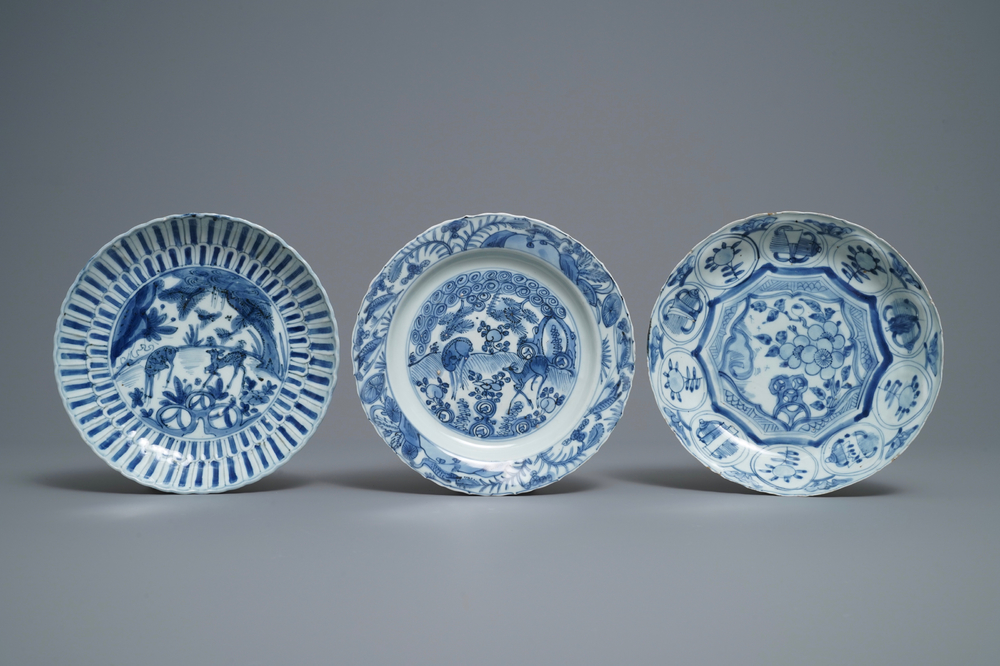 Drie Chinese blauw-witte kraakporseleinen borden met herten en bloemen, Wanli