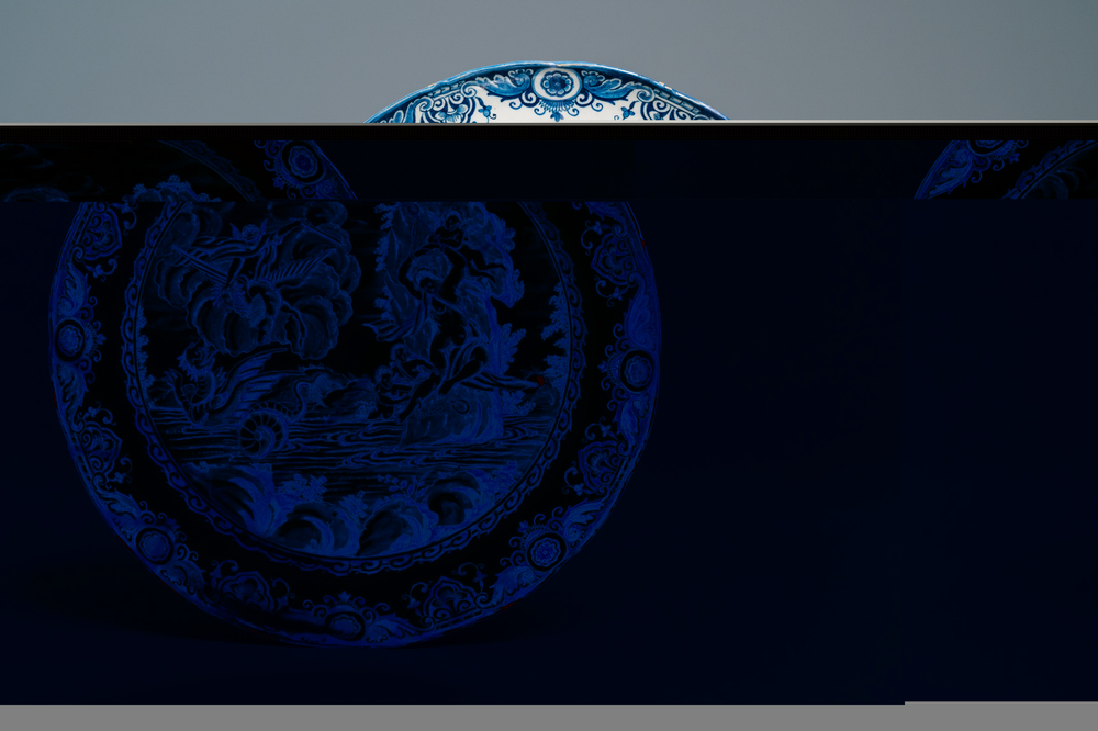 Un plat en fa&iuml;ence de Delft en bleu et blanc &agrave; d&eacute;cor mythologique de 'Pers&eacute;e et Androm&egrave;de', 17/18&egrave;me