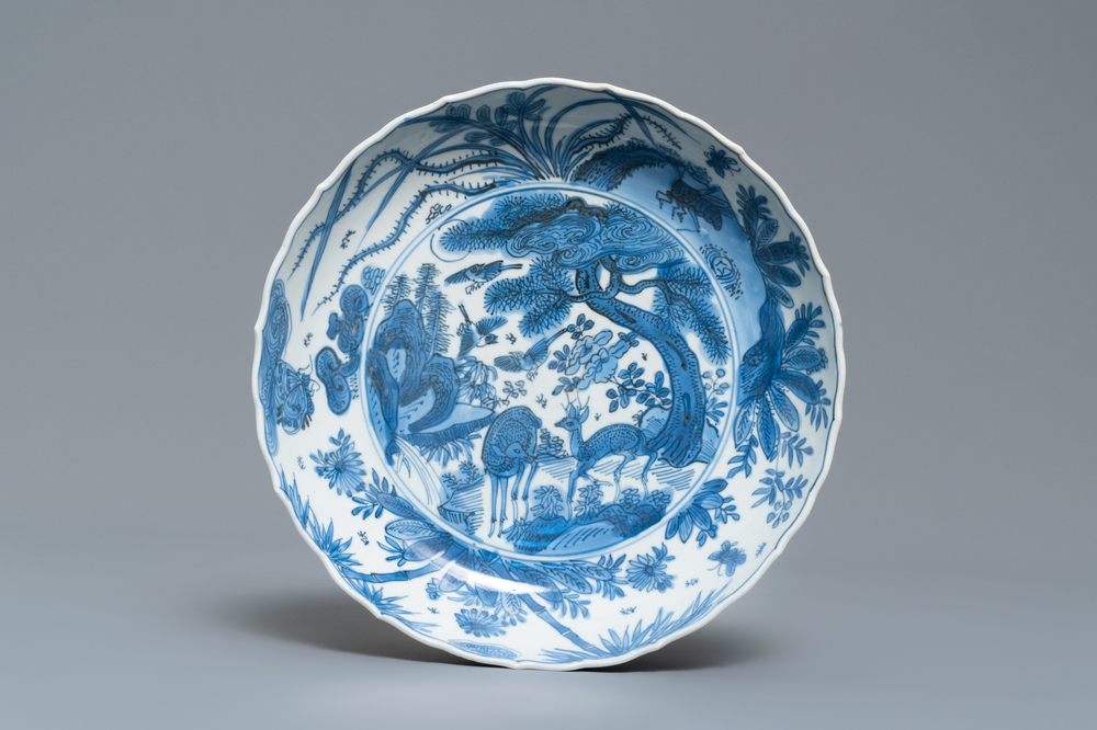 Une assiette en porcelaine de Chine en bleu et blanc de type kraak, marque d'une aigrette, Wanli